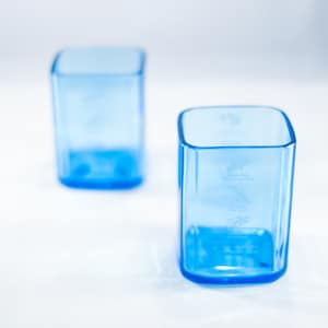 2 x BOMBAY SAPPHIRE GIN GLASSES IN BLUE FREE Rives Gin Bottle Opener. 