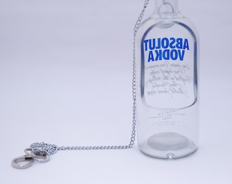 Maceta colgante para suculentas hecha con una botella de vodka Absolut reciclada