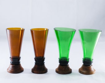 Vasos de chupito hechos con botellas verdes y ámbar / Vasos de chupito para fiestas
