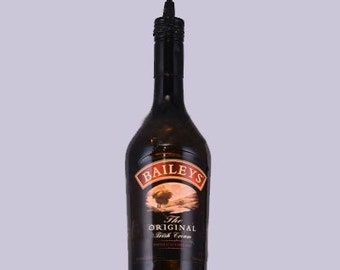 Lámpara colgante hecha con botellas de Baileys Irish
