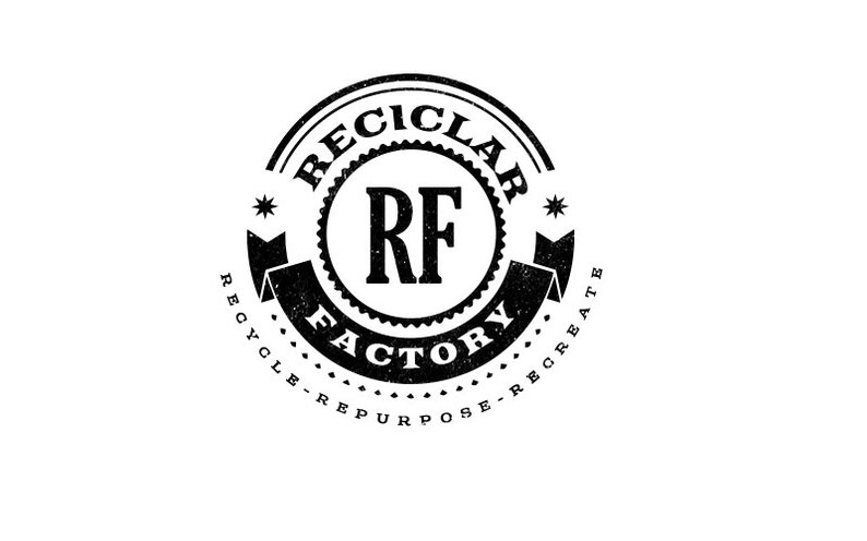 K&ouml;nnte beinhalten: Schwarzwei&szlig;es Logo mit dem Text "Reciclar RF Factory Recycle-Repurpose-Recreate" in einem Kreis.