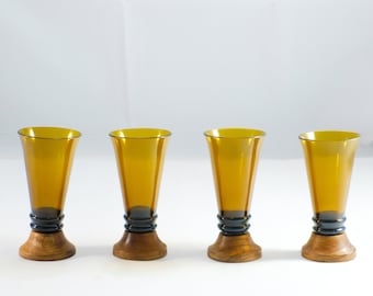 Vasos de chupito hechos con la tapa de una botella de cerveza ámbar.