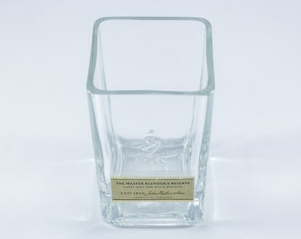 Bicchieri da whisky realizzati con la bottiglia con etichetta dorata di Johnnie Walker