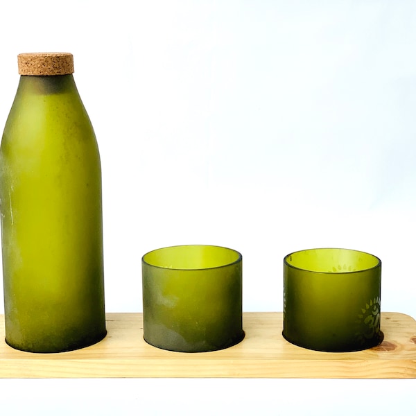 Juego de jarra de agua para mesita de noche/comedor con vasos de 237 ml / bandeja de madera reciclada