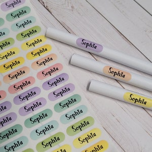 Très petits autocollants imperméables de couleur arc-en-ciel, 150 pièces, étiquettes de garderie, étiquettes pour enfants, étiquettes d'école, étiquettes de nom imperméables