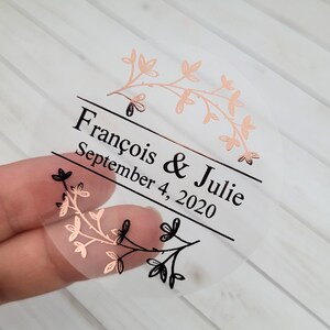 Puede incluir: Pegatina redonda transparente con un dise&ntilde;o floral de color oro rosa y texto negro que dice "Francois & Julie September 4, 2020".