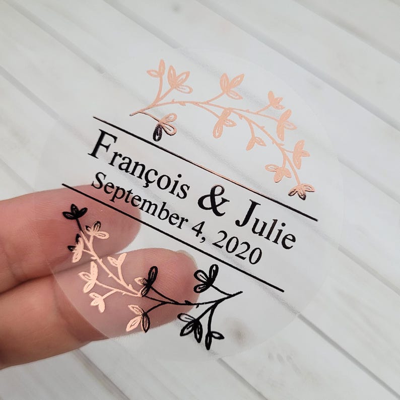 Puede incluir: Pegatina redonda transparente con un dise&ntilde;o floral de color oro rosa y texto negro que dice "Francois & Julie September 4, 2020".