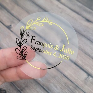 Puede incluir: Pegatina redonda transparente con una corona dorada y el texto "Francois & Julie September 4, 2020".