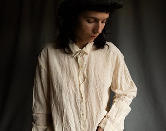 Cremeweißes Baumwoll Shirt FADE. Vintage ivory Frauen Bluse Kleidung antike rohe Hand genäht Avantgarde Damen Leinen faltig Wabi Sabi