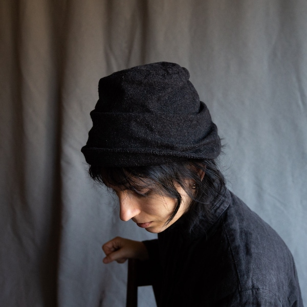 Holzkohle Wollmütze LAVA. Dunkelgrau handgenäht schwarze umweltfreundliche Mütze damen minimalistisch Gothic Japanische Winter Mütze krempelnd