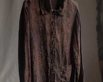 Camisa de hombre LIBRARIAN, confeccionada en jacquard de lino teñido en color burdeos oscuro con estampado paisley.