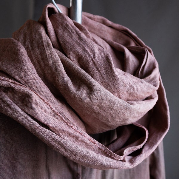 Foulard en lin teint naturellement BLOSSOM. Foulard teint à la main homme femme poussiéreux châle rose lin adouci colorant naturel beige blush rouge garance peint