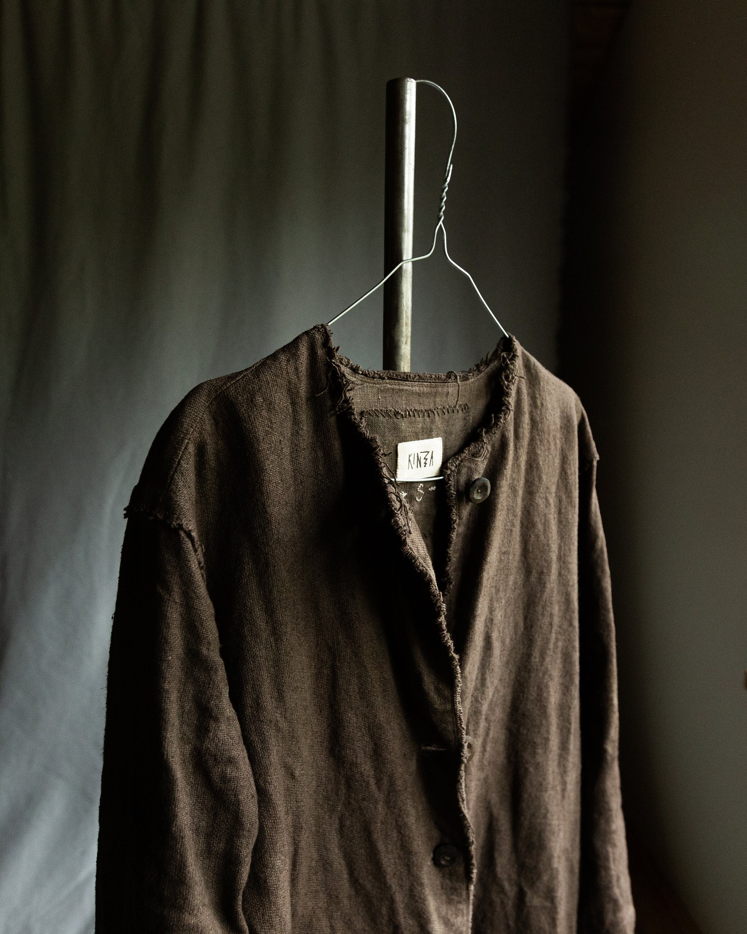 Abrigo de lino teñido de forma natural en marrón grisáceo HARVEST. Chaqueta  de trinchera ligera lino mujer crudo desestructurado vanguardista  minimalista crudo inacabado -  México