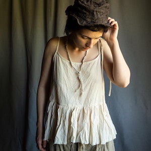 Blusa de algodón color crema MADICKEN. Blusa camisola de lino con volantes crudos, camisa de verano en blanco marfil para mujer, camiseta deshilachada con peplum transparente sin teñir.