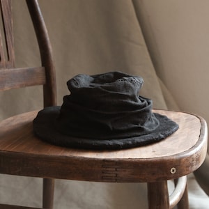 Czarny kapelusz typu fedora TOPINAMBUR. Naturalny len, gotycki kapelusz boho ręcznie robiony wegański damski kapelusz męski rustykalny boho organiczny antyczny boro