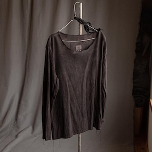 Camisa de hombre NOMAD, de lana y lino ligeramente arrugado y teñido en gris oscuro.