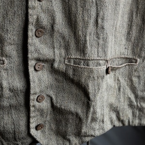 Chaleco de lino para hombre MILL. Chaleco vintage de lino, ropa antigua, clásico, lino crudo, cosido a mano, vanguardista, gris, viejo y arrugado.