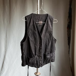 Chaleco de lino teñido a mano para hombre MILL. Chaleco de lino gris, vintage, ropa antigua, clásico, cosido a mano, vanguardista, teñido natural.