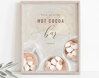 Könnte beinhalten: Ein druckbares Schild mit einem Aquarellhintergrund, auf dem drei Tassen heißer Schokolade mit Marshmallows zu sehen sind. Das Schild lautet "warm up at the HOT COCOA bar enjoy!" und enthält die Website "TINY-MINT.COM".