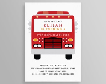Puede incluir: Tarjeta de invitación roja y blanca con un camión de bomberos de dibujos animados. El texto dice "Elijah cumple 4 años". Incluye detalles del evento e información de confirmación de asistencia. Diseño sencillo y juguetón.