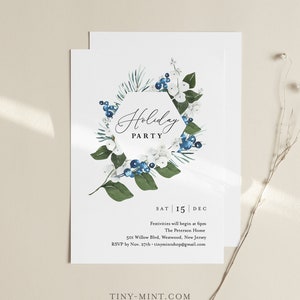 K&ouml;nnte beinhalten: Eine wei&szlig;e Einladungskarte mit einem Aquarell-Blumenmuster. Die Karte zeigt einen sechseckigen Rahmen mit den Worten "Holiday PARTY" in eleganter Schrift. Das Design umfasst blaue Beeren, wei&szlig;e Blumen und gr&uuml;ne Bl&auml;tter. Das Datum ist der 15. Dezember.