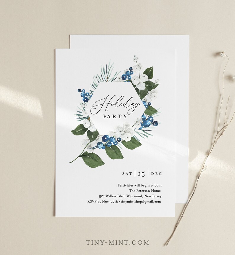 K&ouml;nnte beinhalten: Eine wei&szlig;e Einladungskarte mit einem Aquarell-Blumenmuster. Die Karte zeigt einen sechseckigen Rahmen mit den Worten "Holiday PARTY" in eleganter Schrift. Das Design umfasst blaue Beeren, wei&szlig;e Blumen und gr&uuml;ne Bl&auml;tter. Das Datum ist der 15. Dezember.
