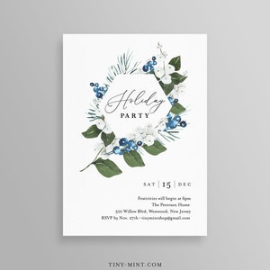 K&ouml;nnte beinhalten: Eine wei&szlig;e Einladungskarte mit einem Aquarell-Blumenmuster. Die Karte zeigt einen sechseckigen Rahmen mit den Worten "Holiday Party" in eleganter Schrift. Das Design umfasst blaue Beeren, wei&szlig;e Bl&uuml;ten und gr&uuml;ne Bl&auml;tter. Das Datum ist der 15. Dezember.