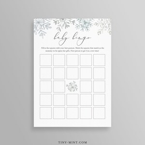Puede incluir: Una tarjeta de bingo de bebé imprimible con un tema invernal. La tarjeta tiene un fondo blanco con un diseño de copo de nieve azul y gris. El texto "baby bingo" está escrito en cursiva en la parte superior de la tarjeta. Las instrucciones para el juego están escritas debajo del título.