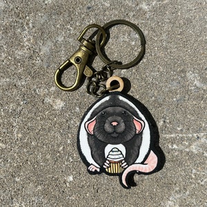 Wood Hooded Dumbo Rat Keychain: Gift for Mice lovers, vet techs, veterinarians, and zookeepers cute animal keyring art
