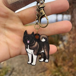 Wood Akita Keychain: Gift for Dog lovers, vet techs, veterinarians, and zookeepers cute animal keyring art