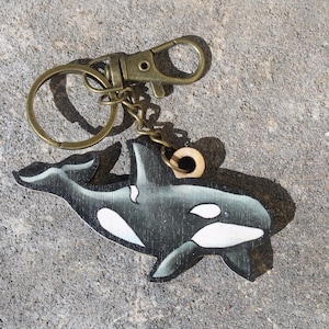 Wood Orca Killer Whale Keychain: Gift for Ocean Whale lovers, vet techs, veterinarians, and zookeepers cute animal keyring art