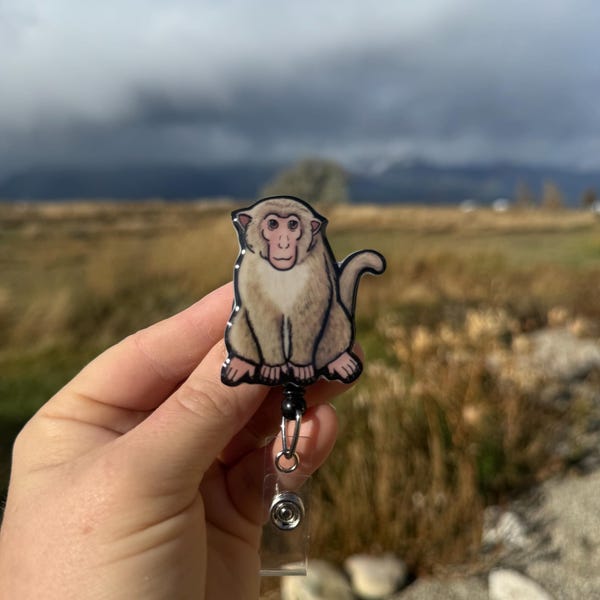 Porta credencial retráctil con forma de mono rhesus: Regalo ideal para enfermeros, amantes de los animales, técnicos veterinarios, veterinarios y profesores. Un adorable accesorio acrílico para tu credencial de animal.