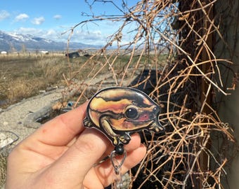 Porta credencial de rana regordeta: regalo para enfermeras, amantes de los animales, técnicos veterinarios, veterinarios, maestros, lindo compañero de credencial de animal acrílico
