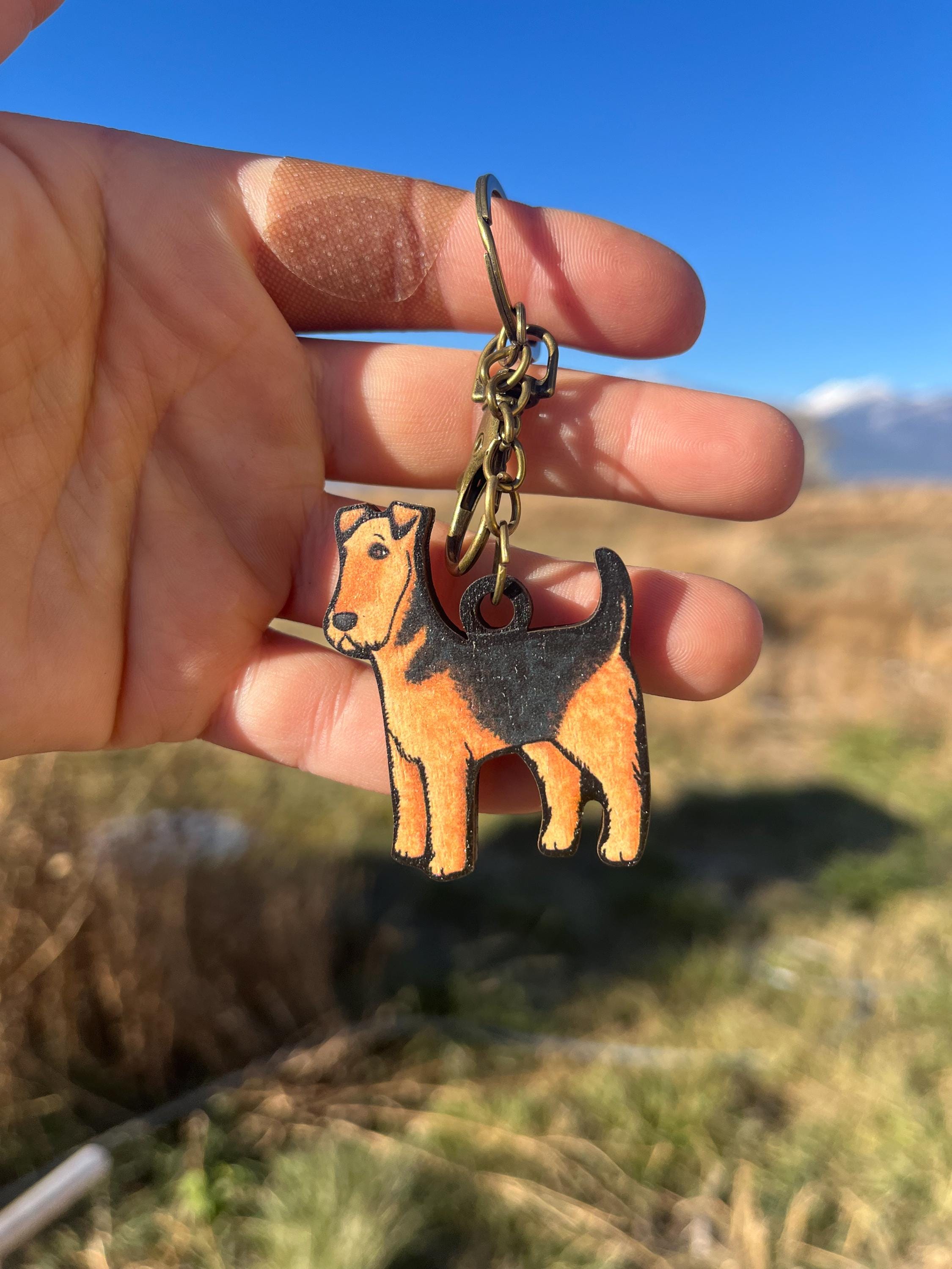 Wood Airedale Terrier Keychain: Gift for Dog lovers, vet techs, veterinarians, and zookeepers cute animal keyring art