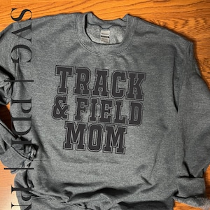 Track & Field Mom Design SVG PDF PNG | Leichtathletik Varsity Pullover | College Universität Highschool Sport | Geschenk für Muttertag Mama Fan Zahnrad