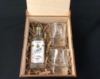 Caja de madera grabada a láser personalizada para vasos de chupito / Monograma inicial personalizado / Regalo / Cumpleaños / Padrinos de boda / Damas de honor