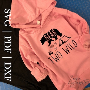 Bear With Me I'm Two Wild SVG | Shirtontwerp tweede verjaardag | pdf dxf | Bestand knippen | Natuur buiten | DIY-shirt | Cricut | Grafisch kunstwerk