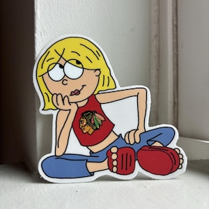 Op de afbeelding: Een gestanste sticker met een stripfiguur met blond haar, gekleed in een rood topje met een Chicago Blackhawks-logo, een blauwe broek en rode schoenen. Het personage leunt met een bedachtzame uitdrukking op zijn hand.