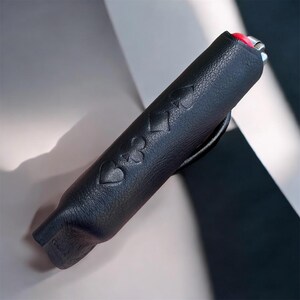 Estojo de couro preto para isqueiro Maxi – Naipes de cartas em relevo | Presente de pôquer feito à mão para ele