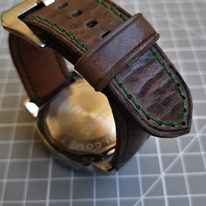 Uhrenarmband aus braunem Leder mit grüner Naht