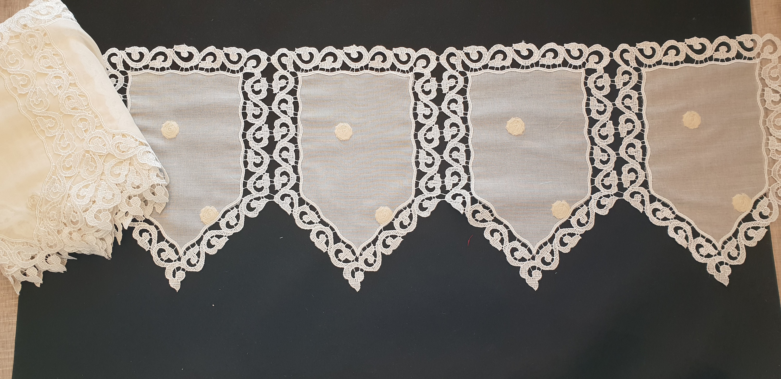 Rideau Brise-bise Brodé Main Au Crochet - Blanc, Motif "Belle Rose" - Dimensions 45x60 Cm - Neuf