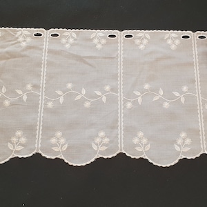 Curtain breeze bise embroidered with white polyester flowers - height 29 cm