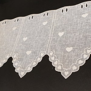 curtain breeze bise linen and white polyester with its white embroidered hearts - height 30 cm