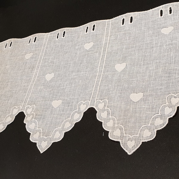 rideau  brise bise lin et polyester blanc avec ses coeurs brodés blancs - hauteur 30 cm