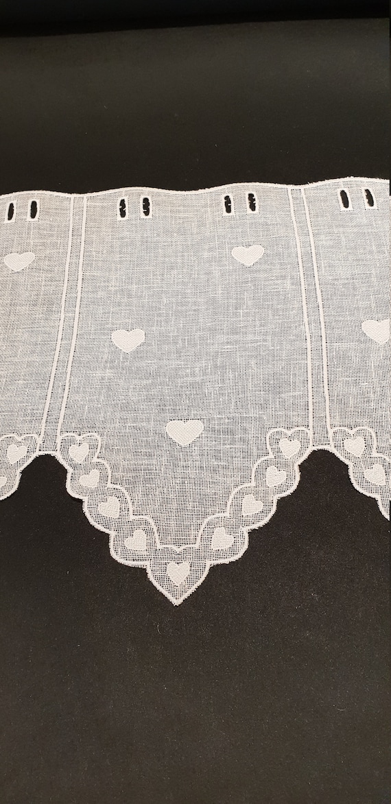 Cortina Brisa Bise Lino y Poliéster Blanco con sus corazones bordados en  blanco altura 30 cm - Main Image