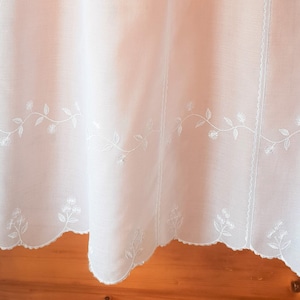 Curtain breeze bise embroidered with flowers in white polyester - height 88 cm.