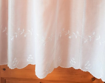 Biscuit curtain embroidered with flowers in white polyester, height 118 cm