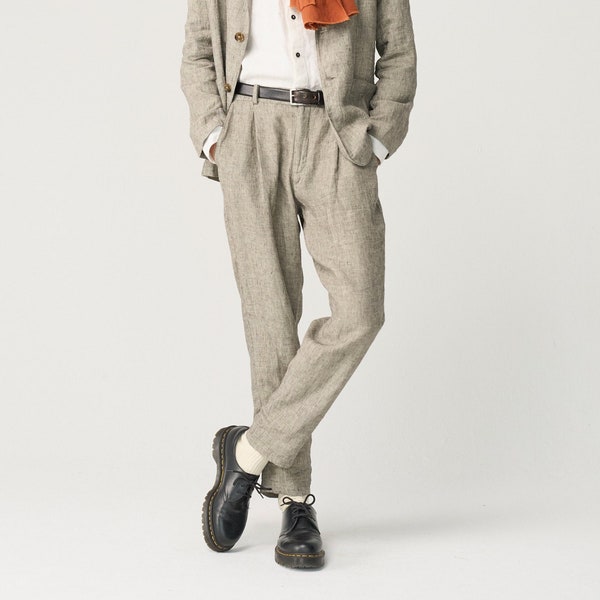 Eine taillierte Leinenhose für Herren mit Reißverschluss und Gummizug im hintern, eine leicht plissierte Leinenhose von NIKO