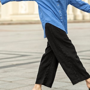 Loose-fit straight leg pants. Ends around the ankle.