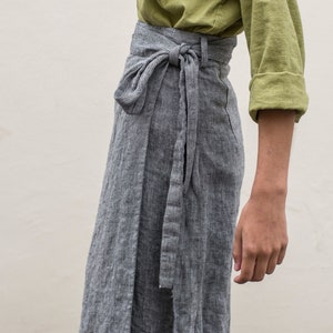 Wrap linen skirt, ends just below the knee, in greyish black zig-zag color (skirt close up)